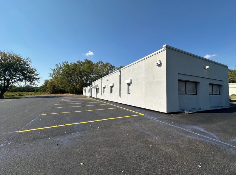 More Photos Of 805 W 35th St, Davenport Office For Lease