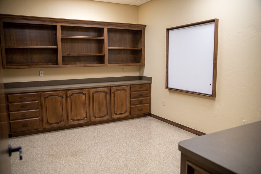 More Photos Of 908 SW 107th St, Oklahoma City Medical For Lease