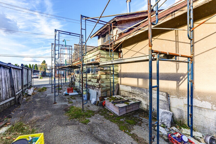 More Photos Of 7474 Edmonds St, Burnaby Storefront For Sale