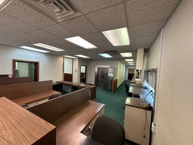 More Photos Of 39 Triangle St, Martin Bank For Lease