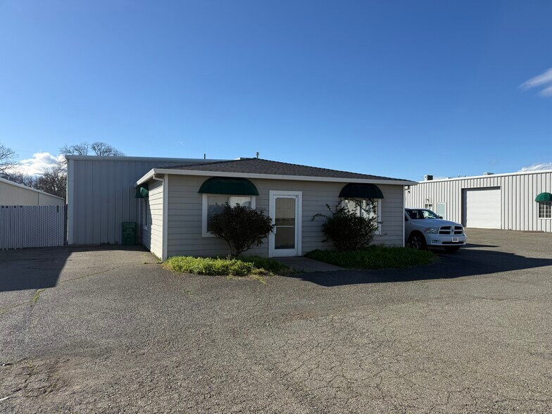 More Photos Of 20260 Skypark Dr, Redding Flex For Lease