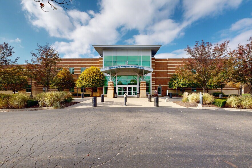 Primary Photo Of 42700 Garfield Rd, Clinton Township Medical For Lease