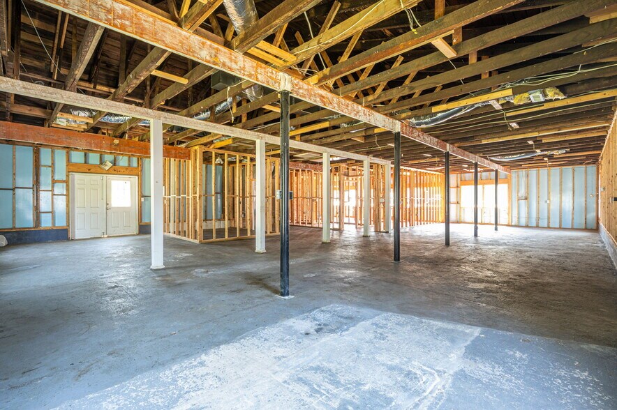 More Photos Of 2303 E Main St, Lincolnton Office For Sale