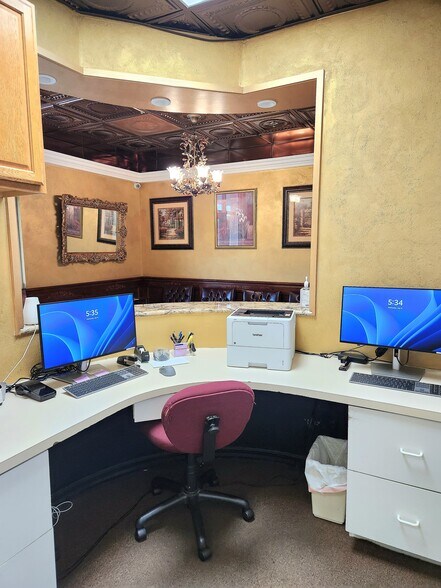 More Photos Of 681 Goodlette Rd N, Naples Medical For Lease