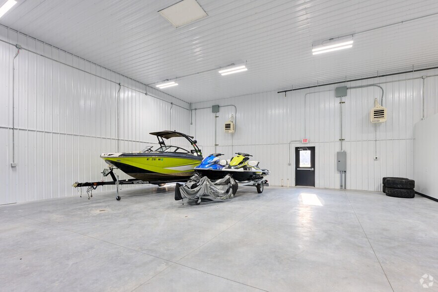 More Photos Of 10 Regency Oaks Blvd, Rochester Warehouse For Lease