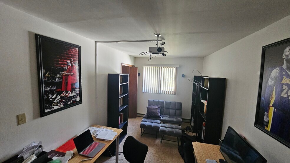 More Photos Of 18707 Burnham Ave, Lansing Office Residential For Sale