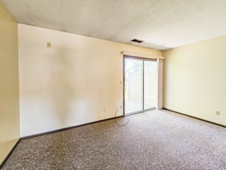 More Photos Of 210 Sivers Rd, Glenwood Apartments For Sale