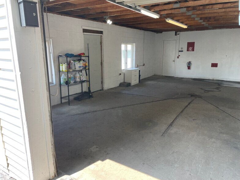 More Photos Of 263 Broadway Ave, Bedford Auto Dealership For Lease