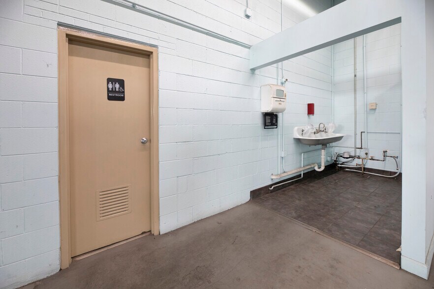 More Photos Of 820 Nicholas Blvd, Elk Grove Village Manufacturing For Lease