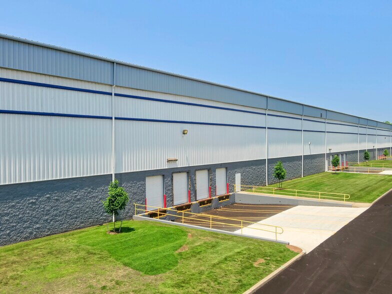 More Photos Of 145 Candlewood Rd, Bay Shore Warehouse For Lease