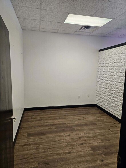 More Photos Of 7120 Hogan Rd, Jacksonville Unknown For Lease