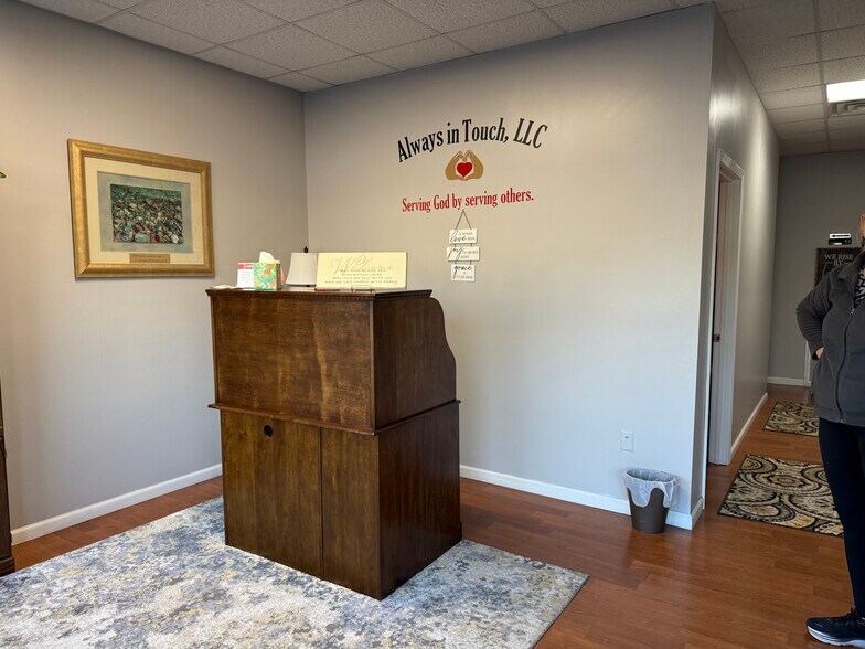 More Photos Of 720 S Washington St, Bunker Hill General Retail For Sale