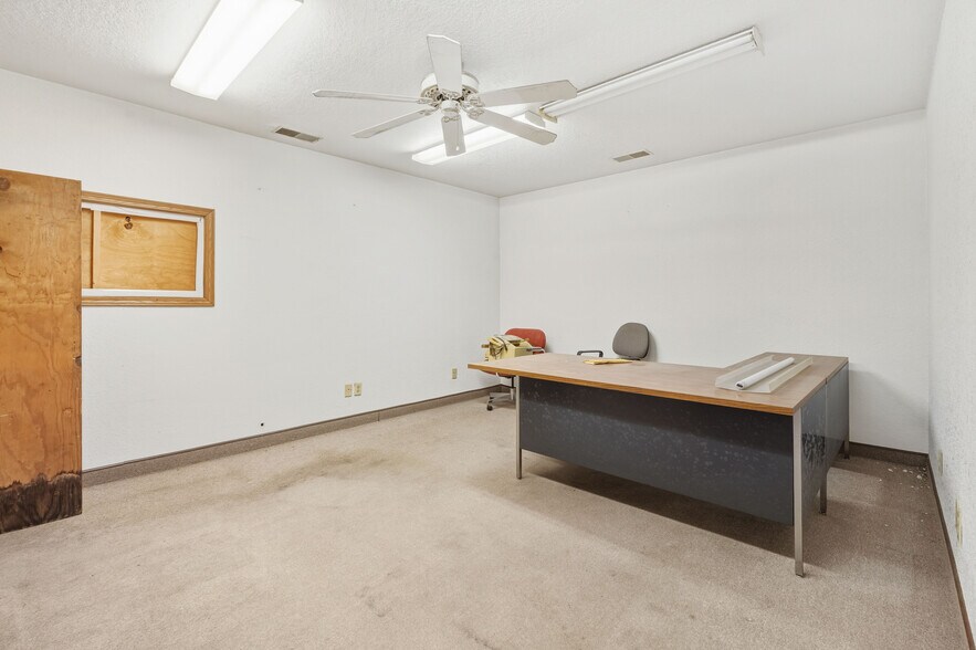 More Photos Of 604 Industrial Park Dr, Eldon Office For Sale