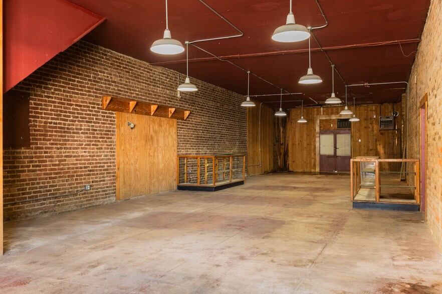 More Photos Of 135 Main St, Smiths Grove Storefront For Sale