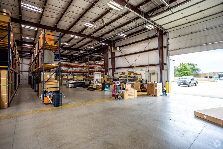 More Photos Of 1800 Hull Ave, Des Moines Manufacturing For Lease