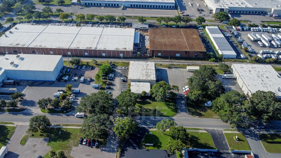 More Photos Of 2100 Premier Row, Orlando Warehouse For Lease
