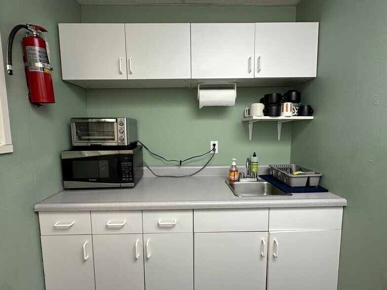 More Photos Of 2326 SW Glacier Pl, Redmond Office For Lease