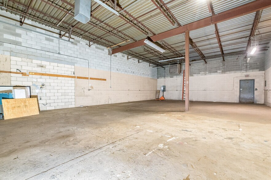 More Photos Of 4700 W 137th St, Crestwood Warehouse For Lease