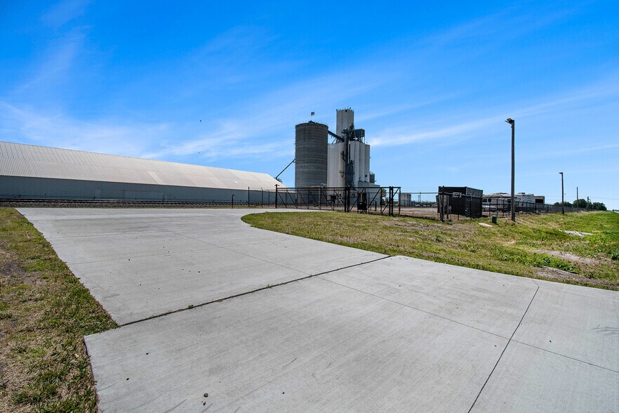 More Photos Of 1099 W 6th St, North Bend Land For Lease