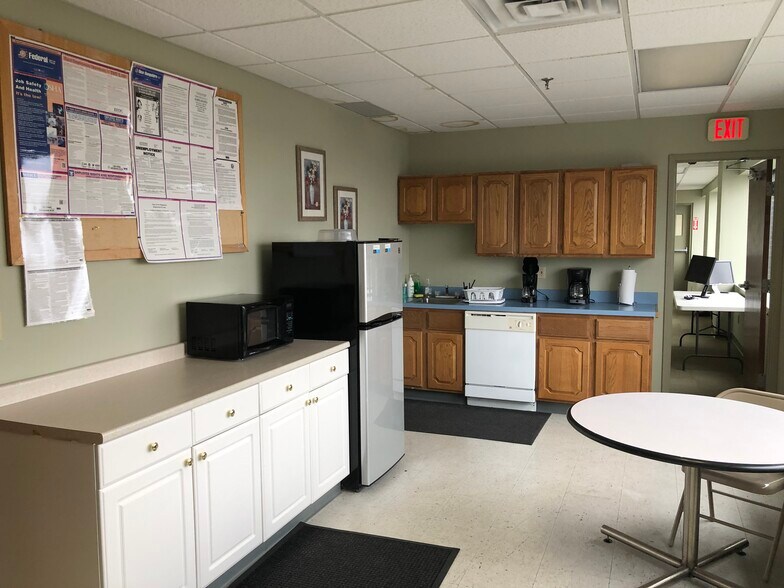 More Photos Of 228 Maple St, Manchester Office For Sale