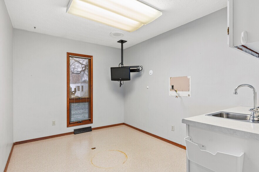 More Photos Of 709 Staunton Rd, Gillespie Office For Sale