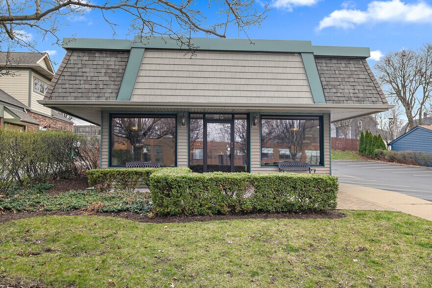 More Photos Of 160-175 N Edison Ave, Elgin Freestanding For Sale