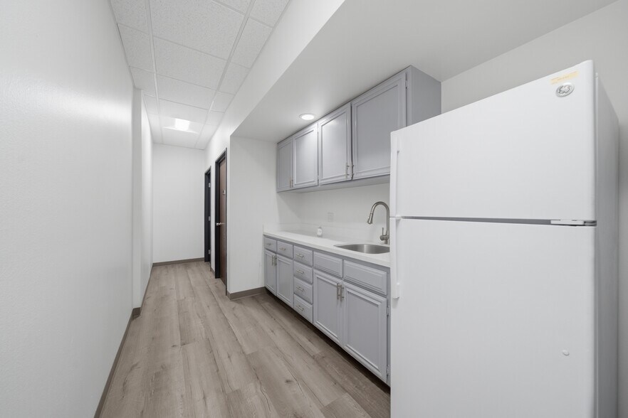 More Photos Of 8 Holland, Irvine Warehouse For Lease