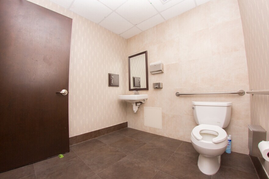 More Photos Of 20900 NE 30th Ave, Aventura Office For Sale