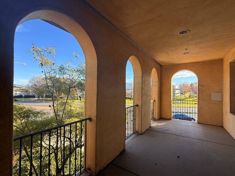 More Photos Of 411-421 E Betteravia Rd, Santa Maria Office Residential For Lease