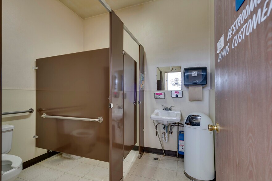 More Photos Of 404 Navajo Blvd, Holbrook Service Station For Sale