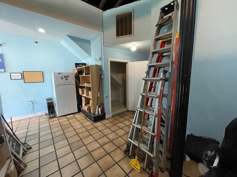 More Photos Of 231 Meeting St, Charleston Storefront Retail Office For Lease
