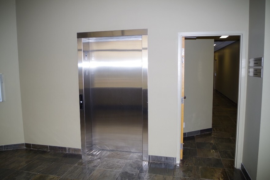 More Photos Of 264 Midpark Way SE, Calgary Office For Lease