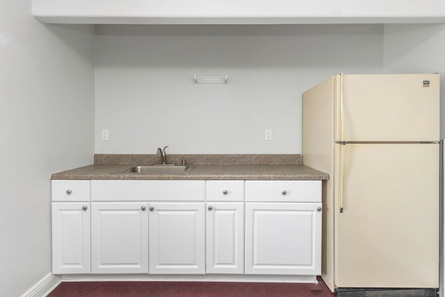 More Photos Of 1915 E Bay Dr, Largo General Retail For Sale