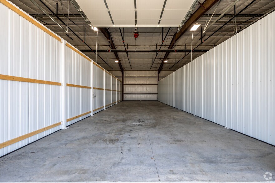 More Photos Of 14600 N US Highway 169, Smithville Self Storage For Lease