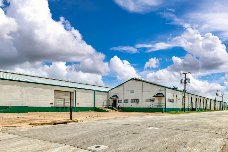 More Photos Of 400 E Vickery Blvd, Fort Worth Warehouse For Lease