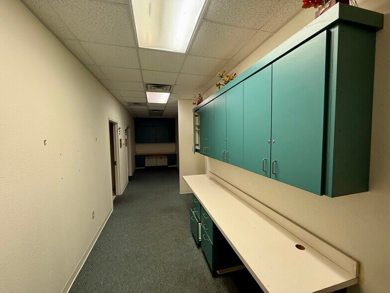 More Photos Of 2410 S Main St, Lindale Office For Sale