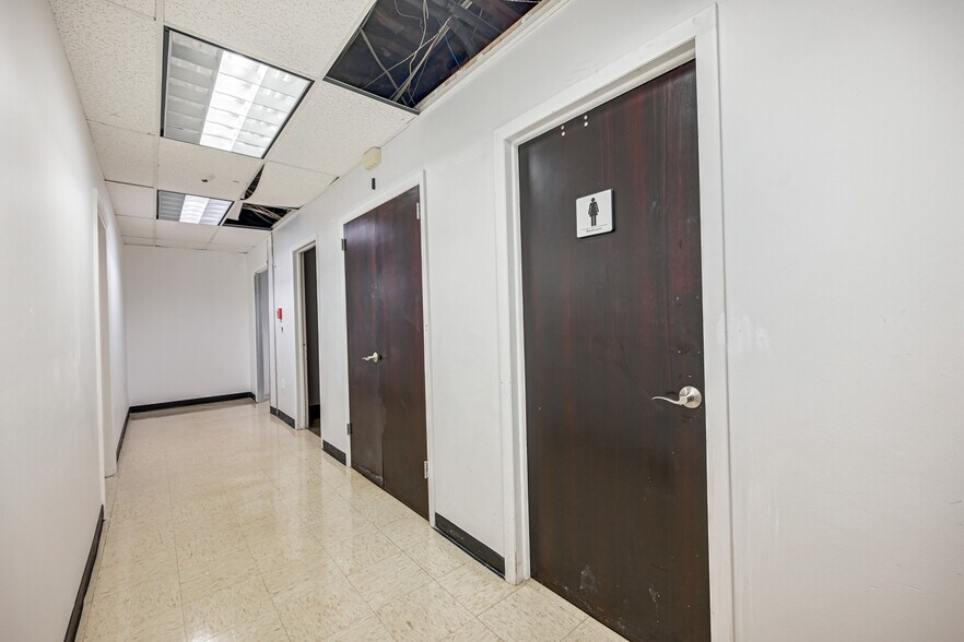 More Photos Of 20 Willow Springs Cir, York Warehouse For Lease