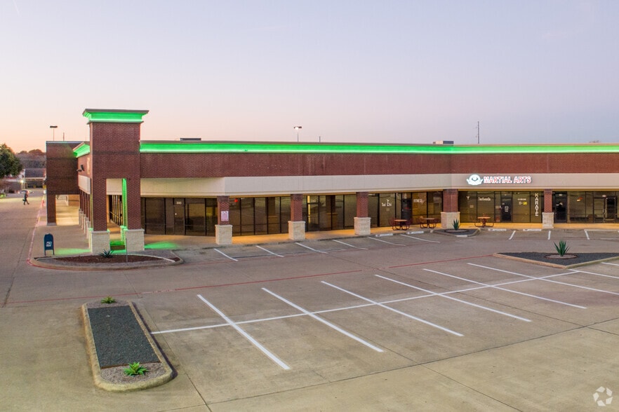 More Photos Of 901 N Polk St, DeSoto General Retail For Lease