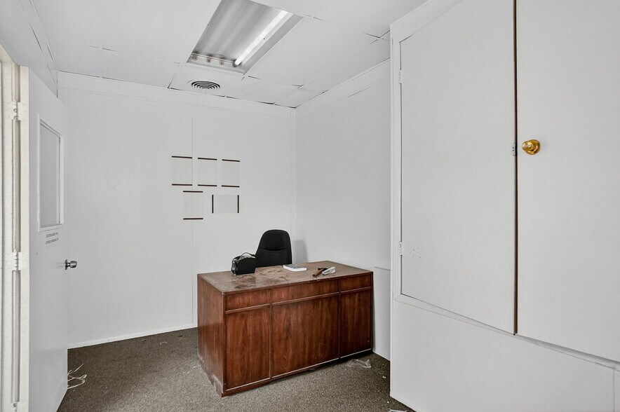 More Photos Of 2201 E 8th St, Odessa Office For Sale