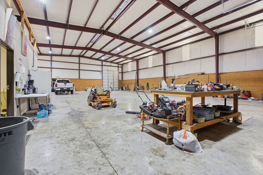 More Photos Of 2349 Patterson Industrial Dr, Pflugerville Warehouse For Lease