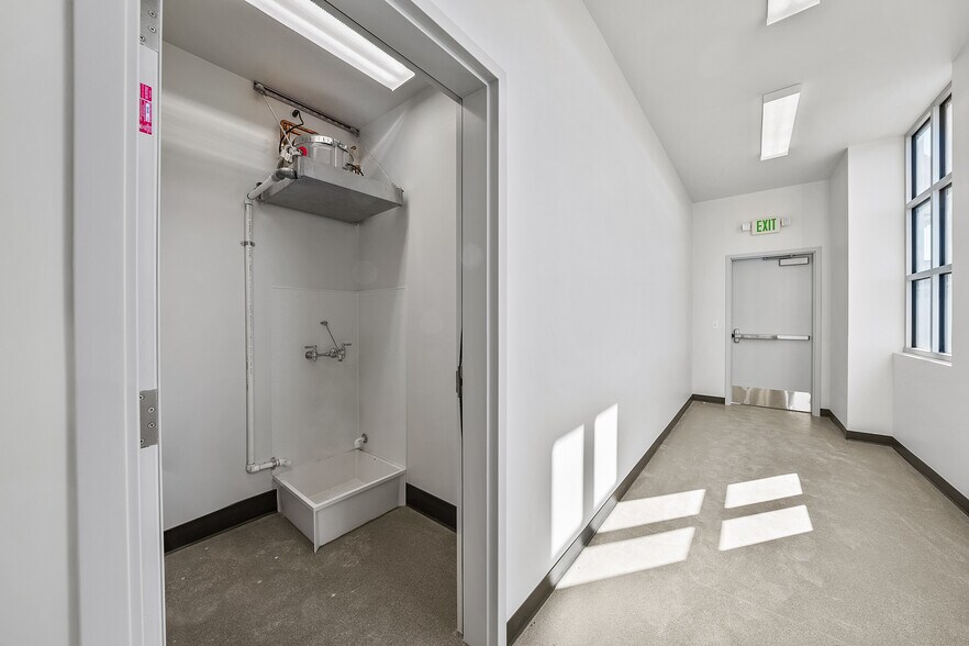 More Photos Of 4801 Biddle Rd, Central Point Office For Lease