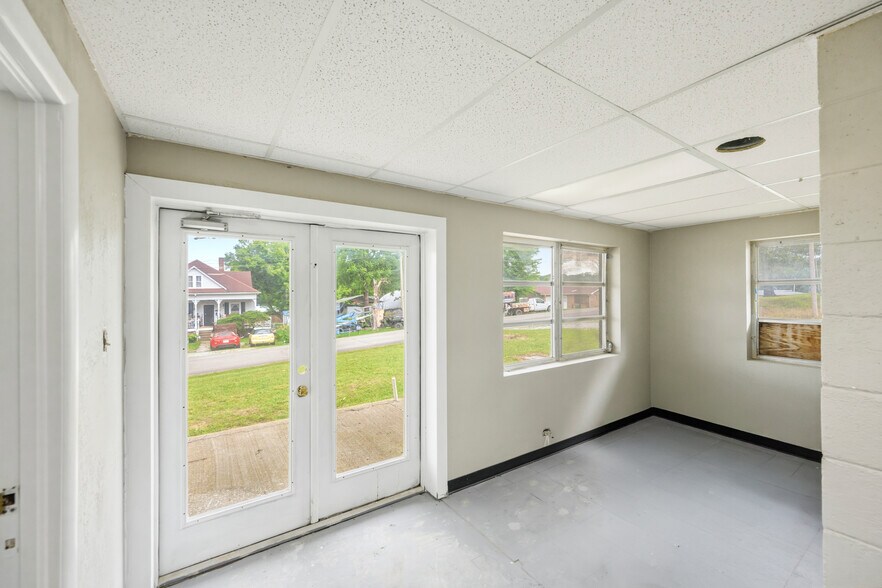 More Photos Of 105 Kentucky Ave S, Parsons Light Distribution For Sale