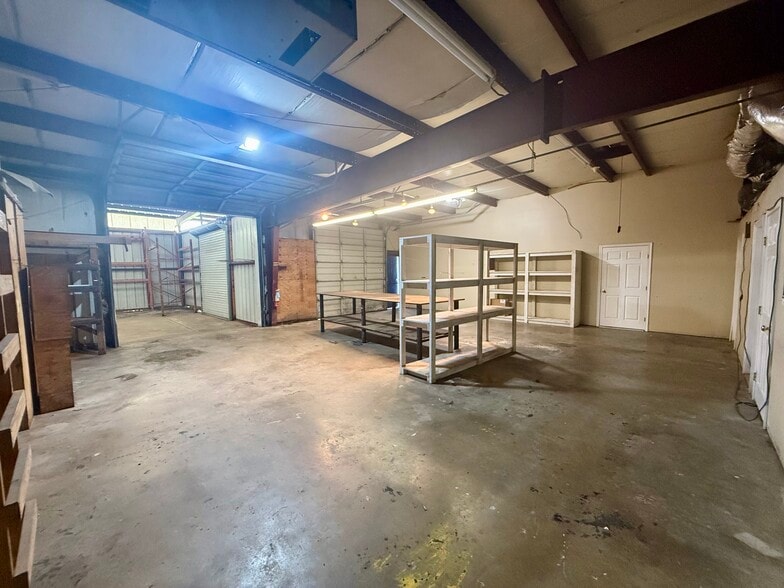 More Photos Of 204 Schilling St, Baytown Warehouse For Lease