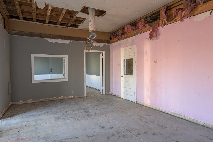 More Photos Of 116 W Woodard St, Denison Flex For Sale