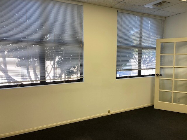 More Photos Of 2510 Main St, Santa Monica General Retail For Sale