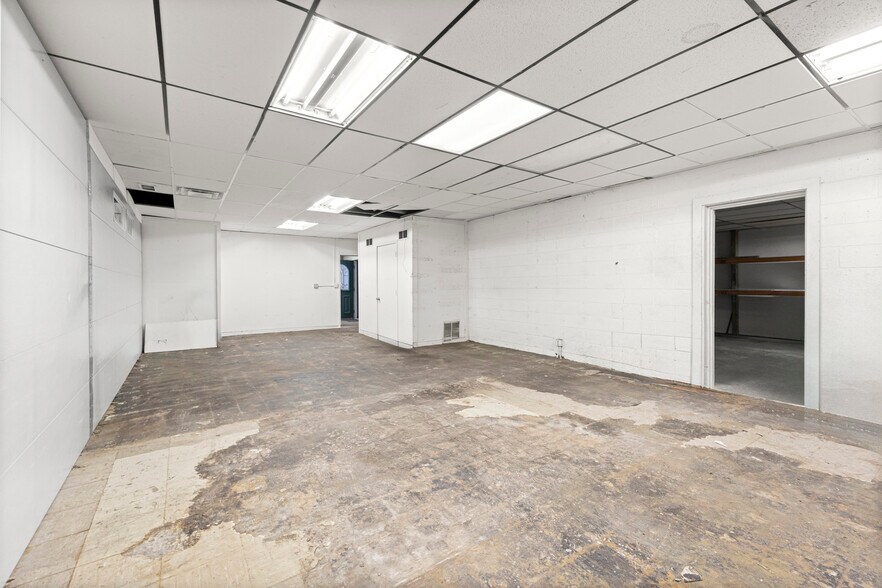 More Photos Of 26905 Plymouth Rd, Redford Township Freestanding For Lease
