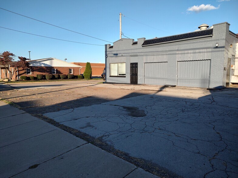 More Photos Of 2106 S Union Ave, Alliance Freestanding For Sale