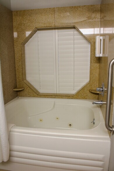 More Photos Of 19600 Elpers Rd, Evansville Hotel For Sale