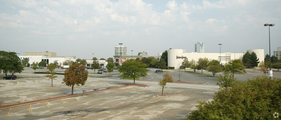 More Photos Of 100 Oakbrook Ct, Oak Brook Storefront For Lease