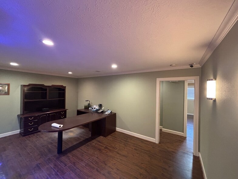 More Photos Of 1707 Bernie Ave, Rosenberg Office For Lease